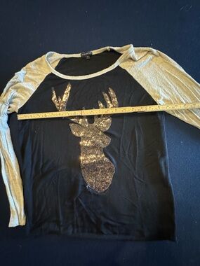 Black Baseball Top with Light Gold Deer Head Trim Sz Medium